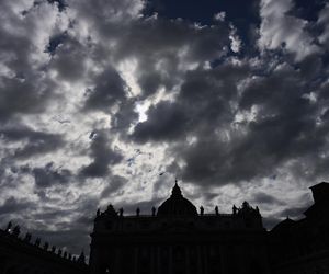 Z OSTATNIEJ CHWILI: Rozpoczęło się konklawe 2025 – kardynałowie złożyli przysięgę w Kaplicy Sykstyńskiej