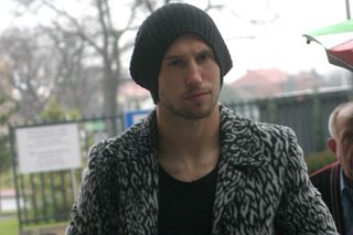 Grzegorz Krychowiak w modnym futrze. ZOBACZ jak przyjechał na kadrę [FOTO]