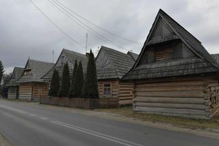 Ta małopolska wieś to żywy skansen. Kilkuset letnie chałupy wciąż zamieszkują mieszkańcy