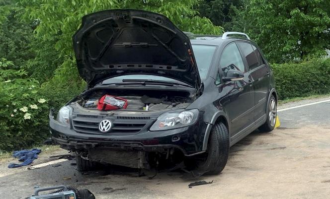 Makabryczny wypadek pod Brzeskiem. 29-letni motocyklista wbił się pod volkswagena. Nie żyje [ZDJĘCIA]