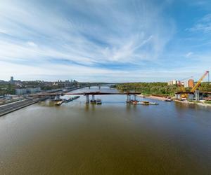 Przedostatni element kładki nad Wisłą zamontowany