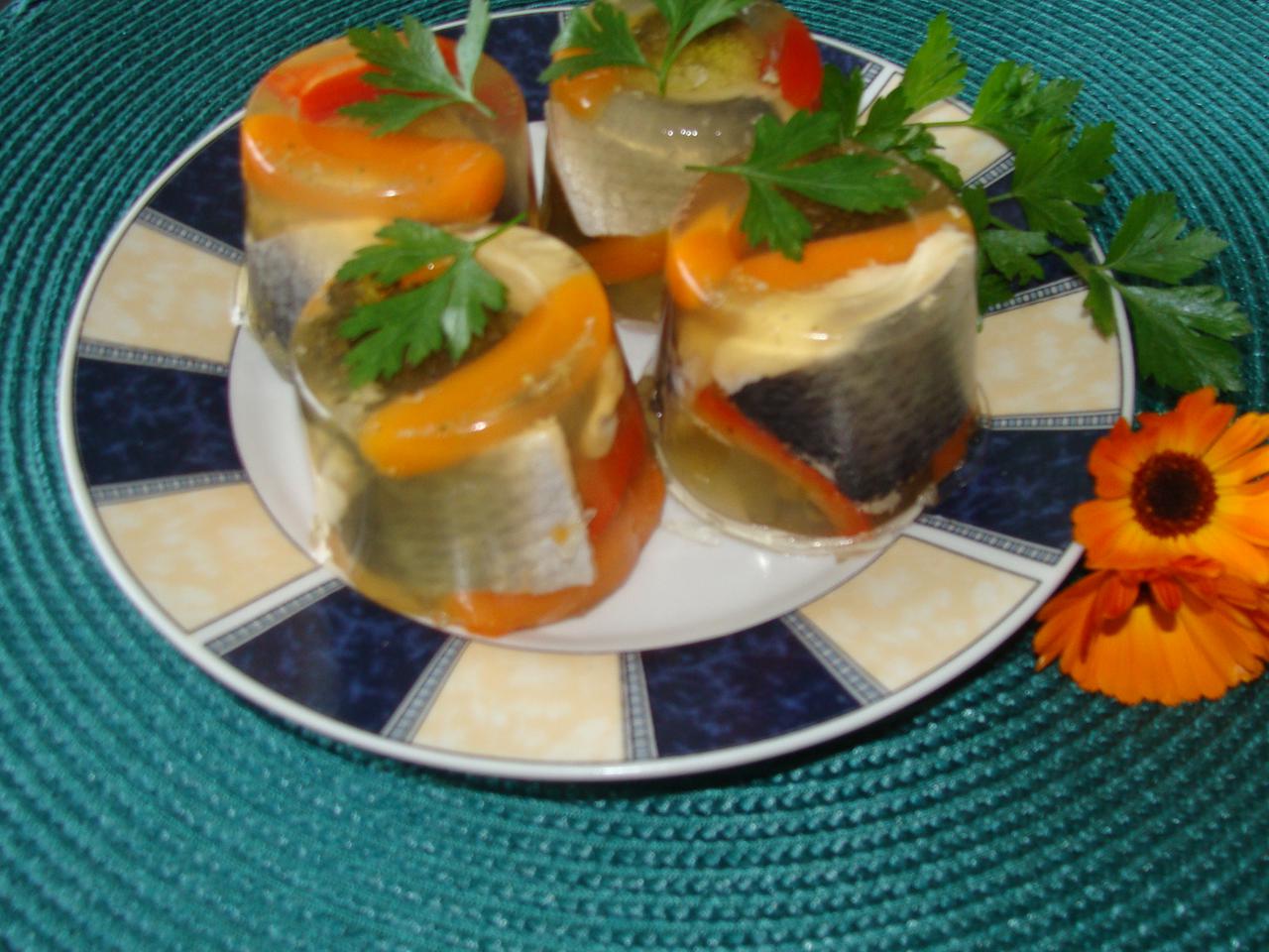 Tymbaliki śledziowe: przepis na śledzie w galarecie