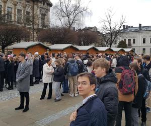 Maturzyści z Nowego Sącza zatańczyli poloneza na Ryku 