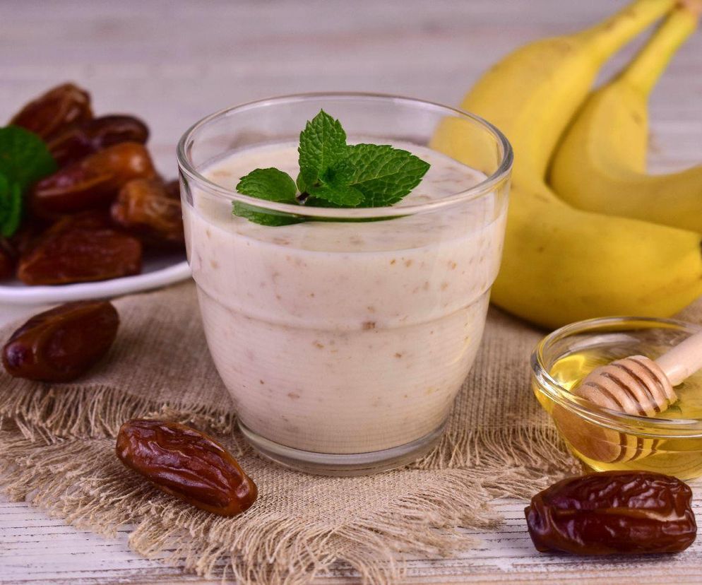 jogurt z syropem daktylowym