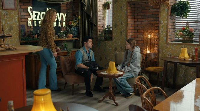 Barwy szczęścia, odcinek 3193. Żabcia (Hanna Klepacka), Broda (Andrzej Popiel), Pola (Gabriela Szewczyk)