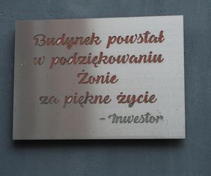 Tabliczka z podziękowaniami dla żony w patio budynku na roku ulic Górki i Głogowskiej