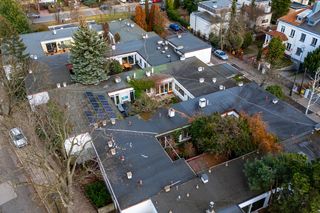 Ludzie myśleli, że budują stajnie lub klasztor. A domy atrialne przy Orężnej w Warszawie powstały dla naukowców