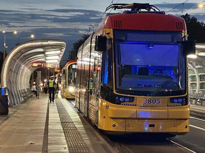 Wielkie utrudnienia w Warszawie, tramwaje na trasach objazdowych. Policja zablokowała przejazd na dużym skrzyżowaniu