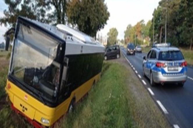 Wjechał autobusem miejskim do rowu. Kierowca był kompletnie pijany