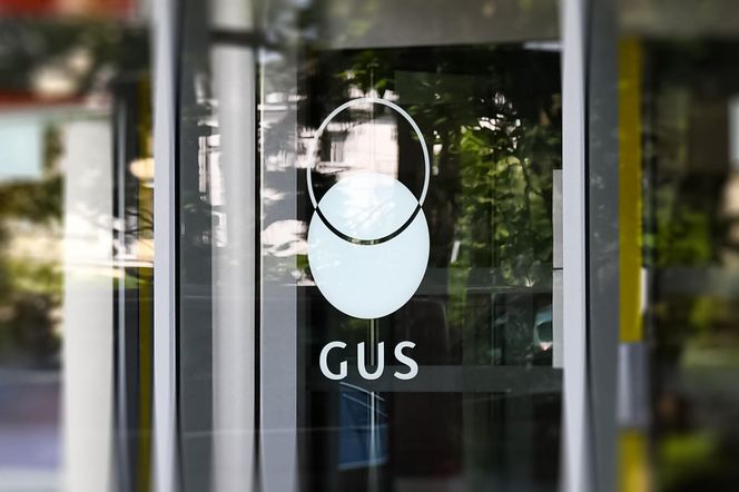 Logo GUS na wejściu do budynku w Alejach Niepodległości w Warszawie