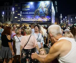 Potańcówka przed Teatrem Śląskim w Katowicach