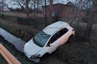 Wypadek na DK 42 w Wąchocku. Auto w przydrożnym rowie pełnym wody
