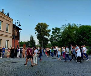 Magiczna Noc Świętojańska w Starym Fordonie. Spacer pod gwiazdami przyciągnął bydgoszczan i turystów