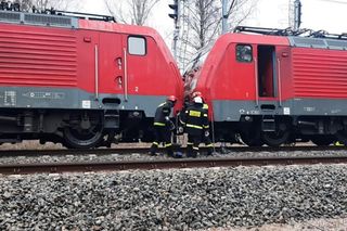 Stała na torze lokomotywa, wtem uderzyła w nią druga. Jedna osoba trafiła do szpitala 