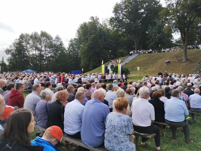 Rocznica koronacji Matki Bożej Kębelskiej w Wąwolnicy. Pojawiło się tysiące wiernych. Zobacz