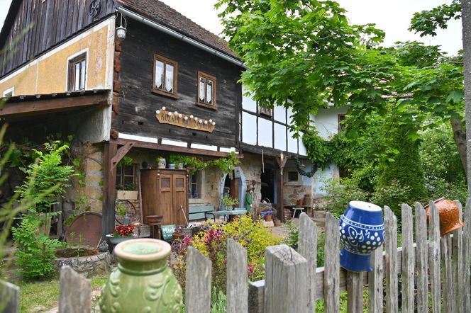 Ruiny domów i gospodarstw z czasem, bardzo powoli odzyskują dawny wygląd - ruinersi są wytrwali