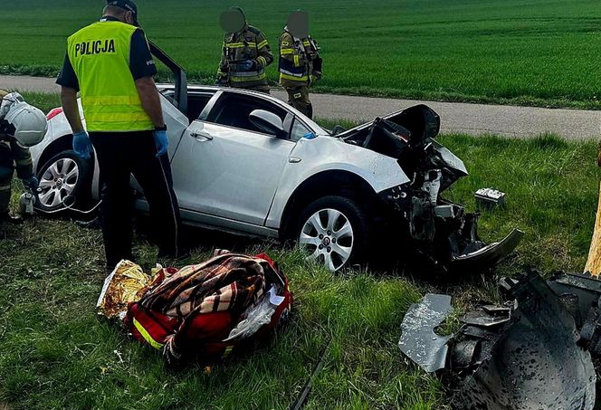 Huknęła oplem w drzewo. Wielu rannych, lądował śmigłowiec