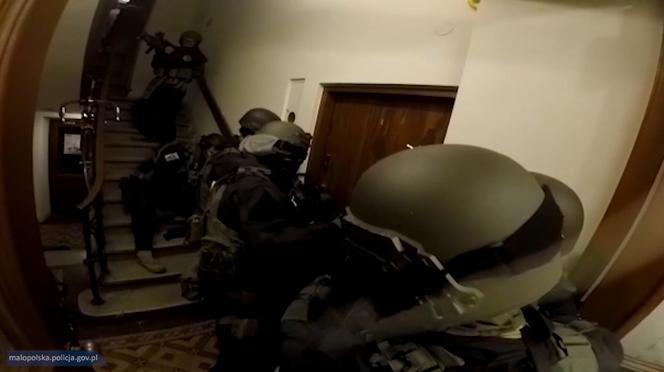 SEKS ZA PIENIĄDZE w krakowskich mieszkaniach. Na szczycie gangu 47-latek z Krakowa wraz z żoną! SPEKTAKULARNA AKCJA POLICJI