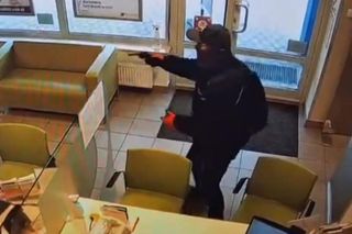 Bandyta wyciągnął broń, ochroniarz ruszył na niego z pałką. Kulisy napadu na bank