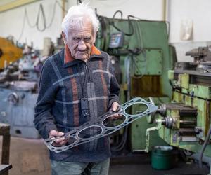 Pan Wacław ma 98 lat i nadal pracuje