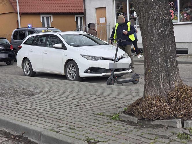 Nastolatki uderzyły w drzwi.