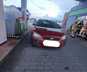 Kolizja na stacji paliw w Krobi. Osobówka przewróciła czterokołowiec