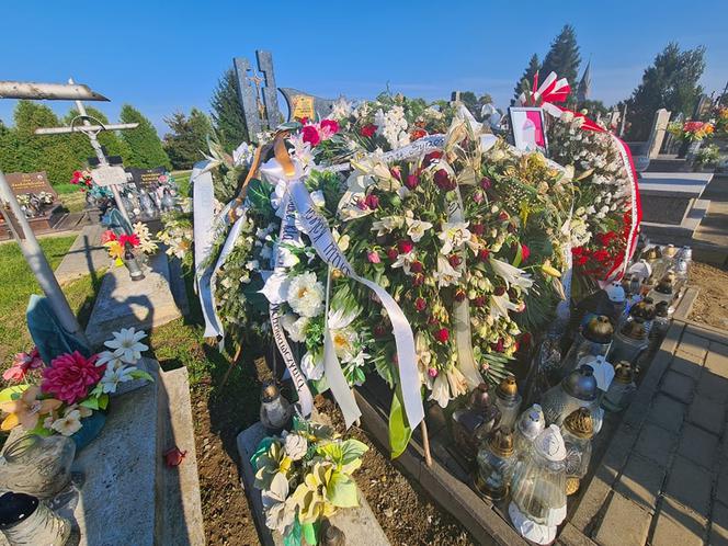 Krystian zginął na motocyklu w Wietlinie. Jego grób tonie w morzu kwiatów[ZDJĘCIA]