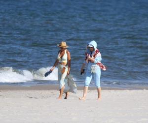 Grażyna Szapołowska i Dorota Goldpoint na plaży 