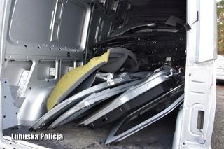 Żarscy policjanci rozbili dziuplę. W niej auta warte kilka mln złotych