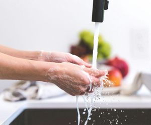 Bakterie i wirusy nie idą na urlop. Jak zadbać o bezpieczeństwo żywności przez cały rok?