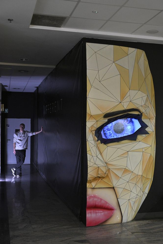 „Jedzenie w ciemności smakuje inaczej”. To jedyna taka restauracja w Warszawie. Odwiedziła ją nawet pierwsza dama