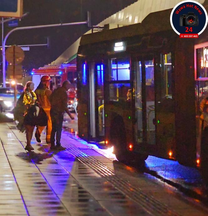 Fatalny wypadek w Warszawie. Bus wywrócił się na drodze, wielu rannych 