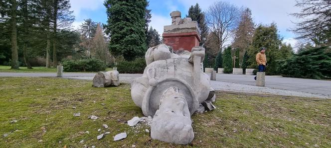 Zniszczony pomnik żołnierza radzieckiego na cmentarzu w Koszalinie