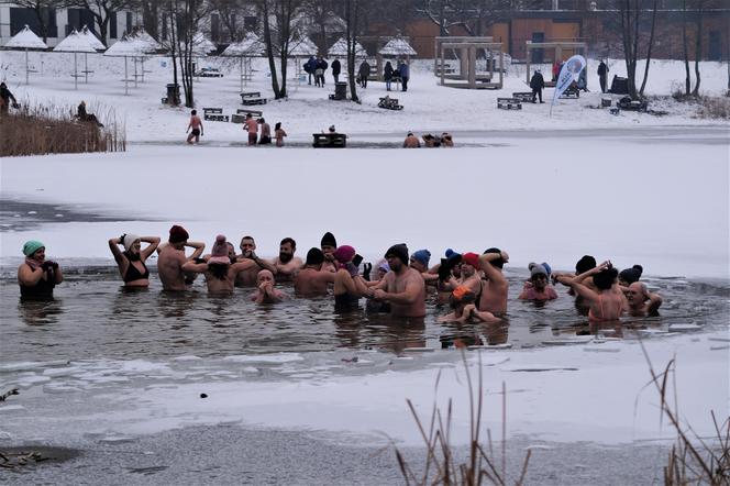 Zimna woda im niestraszna! Morsowanie w podbydgoskich Pieckach [ZDJĘCIA]