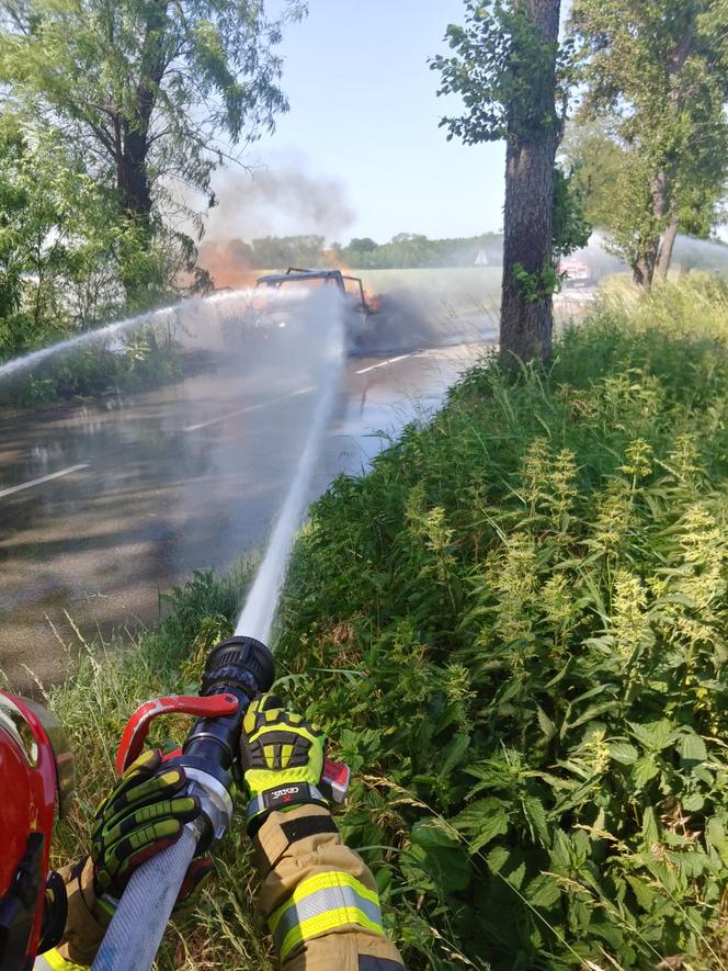 Pożar ciężarówki wiozącej 110 butli z gazem. Podczas akcji strażaków doszło do eksplozji!