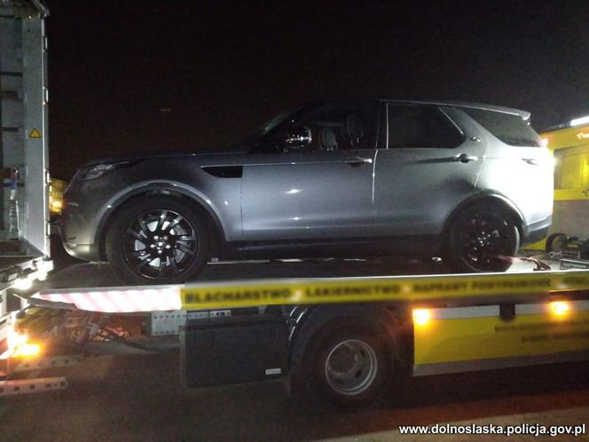 Dwa auta warte prawie pół miliona złotych szmuglowane w naczepie