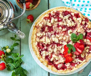 Jak zrobić ciasto z truskawkami: łatwy przepis