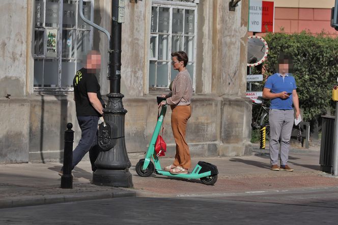 Monika Richardson pędzi na hulajnodze