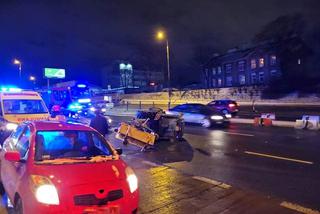 Pług śnieżny wylądował na boku, po tym jak huknął w BMW