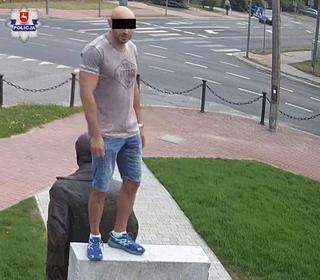 Kraśnik. Mężczyzna usiadł na pomniku Kaczyńskiego [ZDJĘCIE]