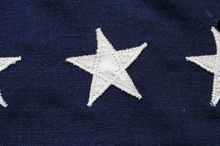 W Bydgoszczy można zobaczyć wyjątkową flagę Stanów Zjednoczonych. Jest o 20 lat starsza od tej, która poleciała na Księżyc