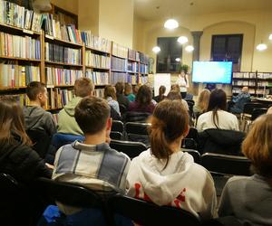 Biblioteka z Nowego Sącza zaprasza ósmoklasistów na darmowe warsztaty. Można powtórzyć materiał z polskiego