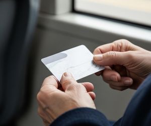 Ulgi dla seniorów w 2025 roku. Jakie zniżki naprawdę przysługują?