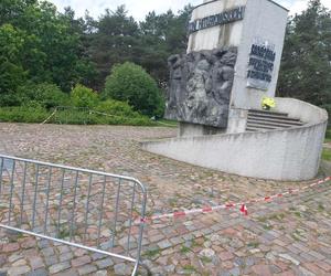 Pomnik w Dolinie Śmierci w Fordonie jest w opłakanym stanie. Jeden z kłosów wygląda na ułamany, a teren jest ogrodzony taśmą