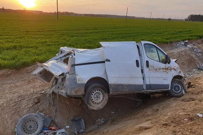 Dachowanie busa w Pamiątce. Auto zgniecione jak puszka