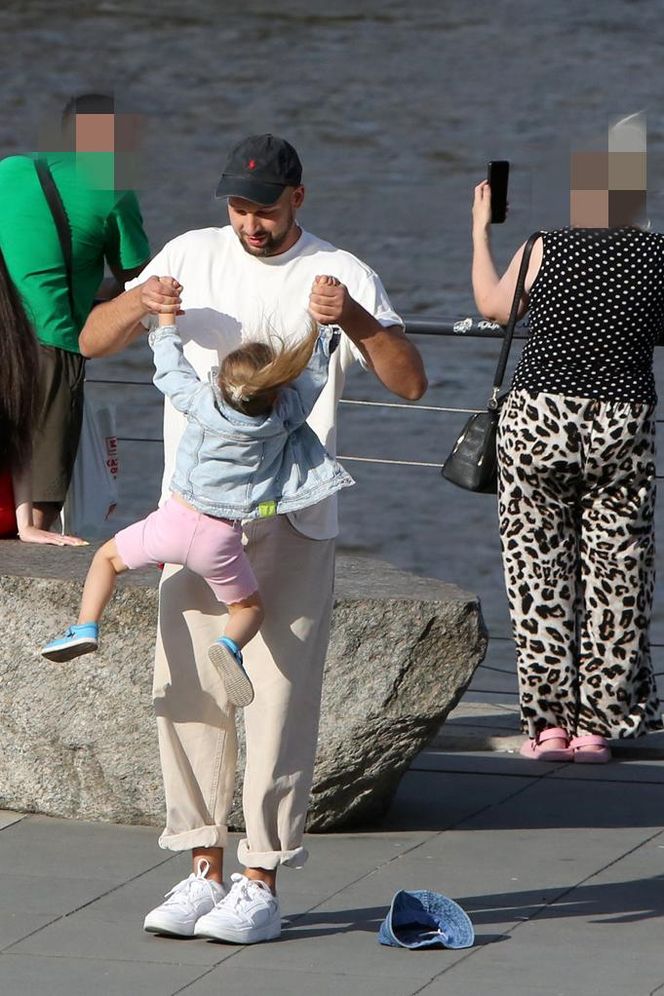 Maciej Pela z córeczkami nad Wisłą