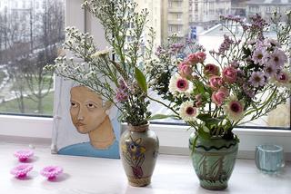 Wielkanoc ozdobiona kwiatami w wazonie na parapecie okiennym