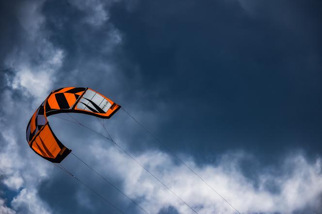 TRAGICZNA ŚMIERĆ KITESURFERA! Wypłynęli w morze, stracili przyjaciela