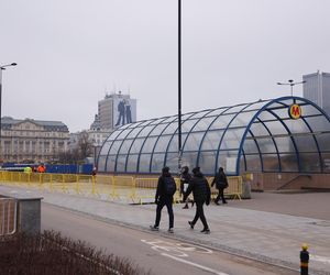 Budowa łąki kwietnej przy wejściu do metra Centrum w Warszawie