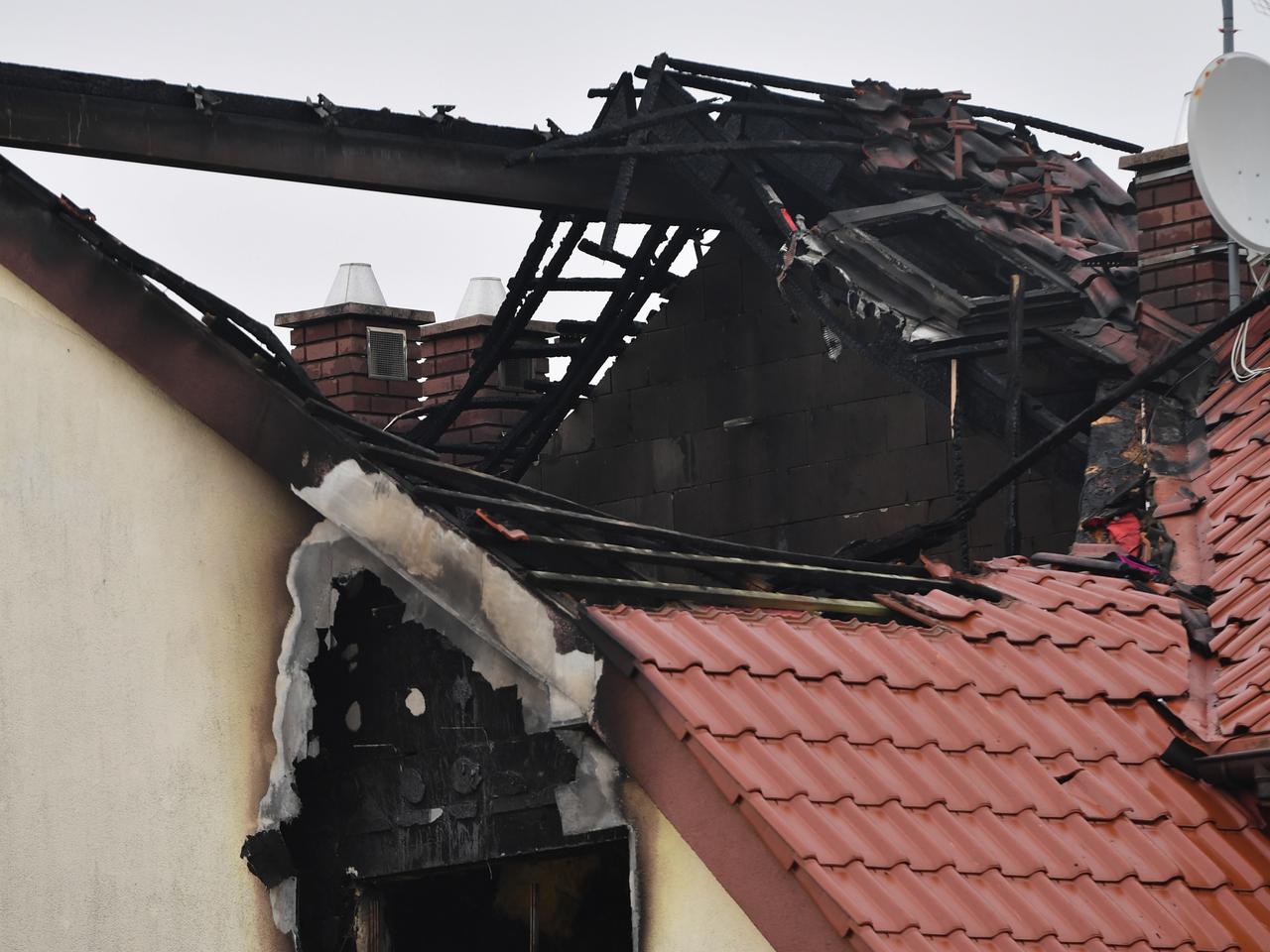 Tragiczny pożar na Krzekowie. Nie żyje dziecko, które strażacy wyciągali z płomieni [ZDJĘCIA]